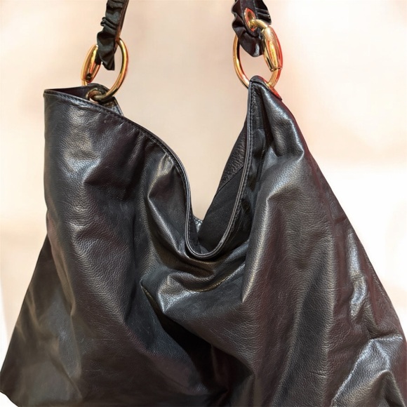 Gucci black leather hobo bag with gold detail - Picture 3 of 6